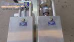 Envasadora de l�quidos pneum�tica em inox semi-autom�tica com dois bicos Y&G Packing Machinery