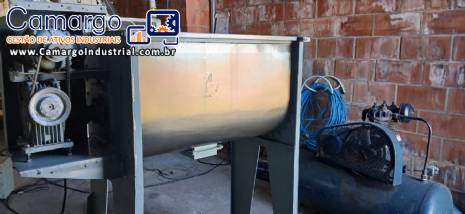 Misturador horizontal em inox com p�s raspadores 250 L
