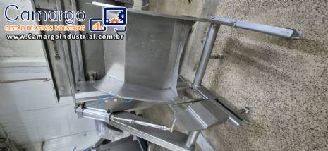 Elevador hidráulico basculante para carrinhos de carne massas para alimentação de moedores e misturadores Simetria MECH MMF 130 Elevador hidráulico basculante para carrinhos de carne massas para alimentação de moedores e misturadores Simetria MECH MMF 130