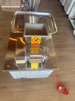 Formadora e recheadora automática de salgados pastéis bolinhos, empanadas Dingchang Machine TDM 80 Formadora e recheadora automática de salgados pastéis bolinhos, empanadas Dingchang Machine TDM 80